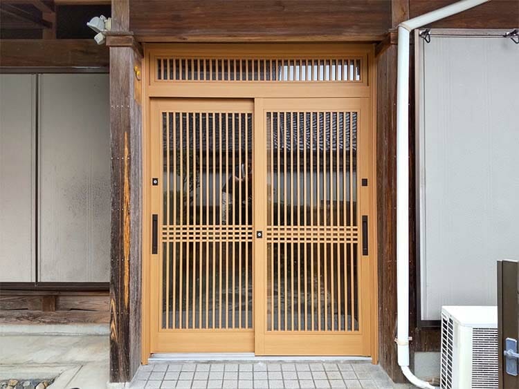 表面が色あせた玄関引戸をたった１日で取り替え