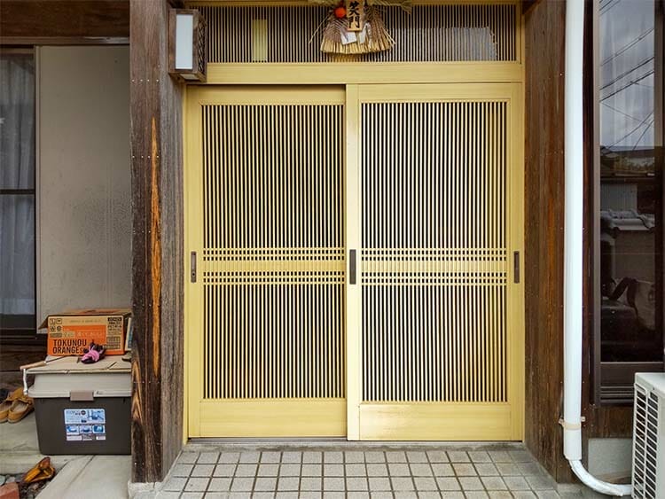 表面が色あせた玄関引戸をたった１日で取り替え