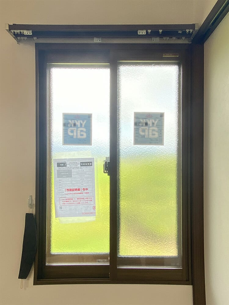 部屋の中が見えにくい型ガラスの内窓を