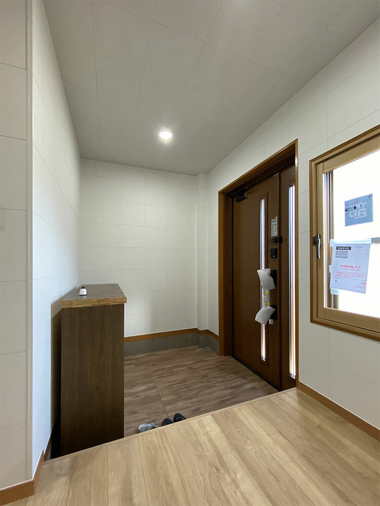 20211216_2_entrance_after001_sp | みすずのリフォーム |四日市市の断熱リノベーション・性能向上リフォーム 【水廻り、玄関ドア編】お部屋まるごと断熱で、あたたかく健康に過ごせる我が家に