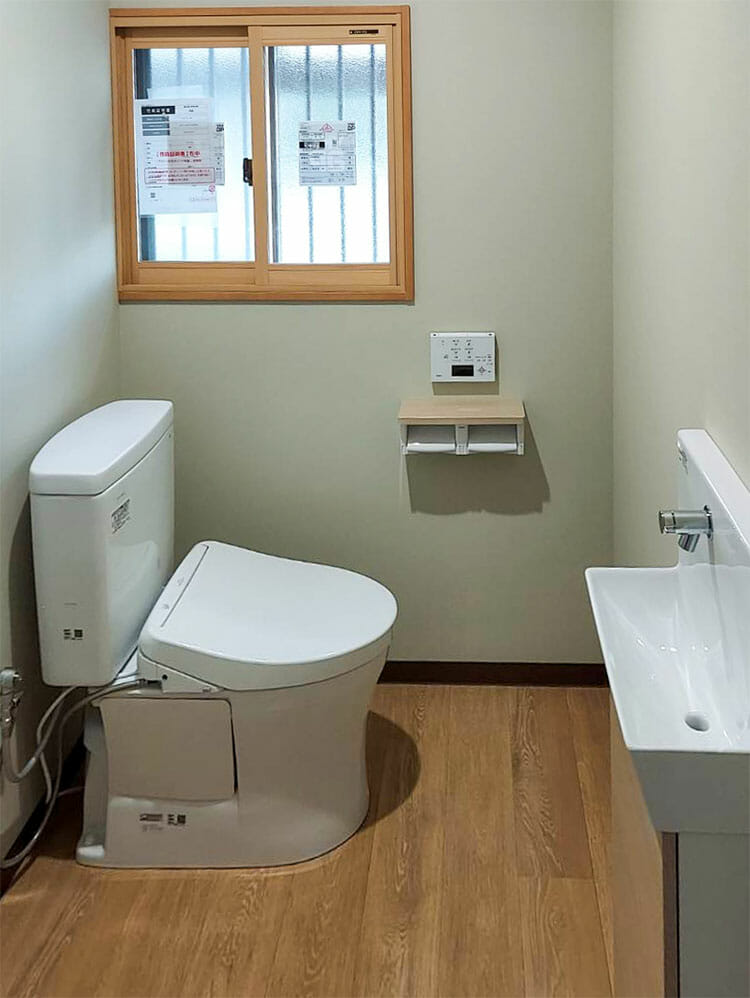 20211216_2_toilet_after002_sp | みすずのリフォーム |四日市市の断熱リノベーション・性能向上リフォーム 【水廻り、玄関ドア編】お部屋まるごと断熱で、あたたかく健康に過ごせる我が家に